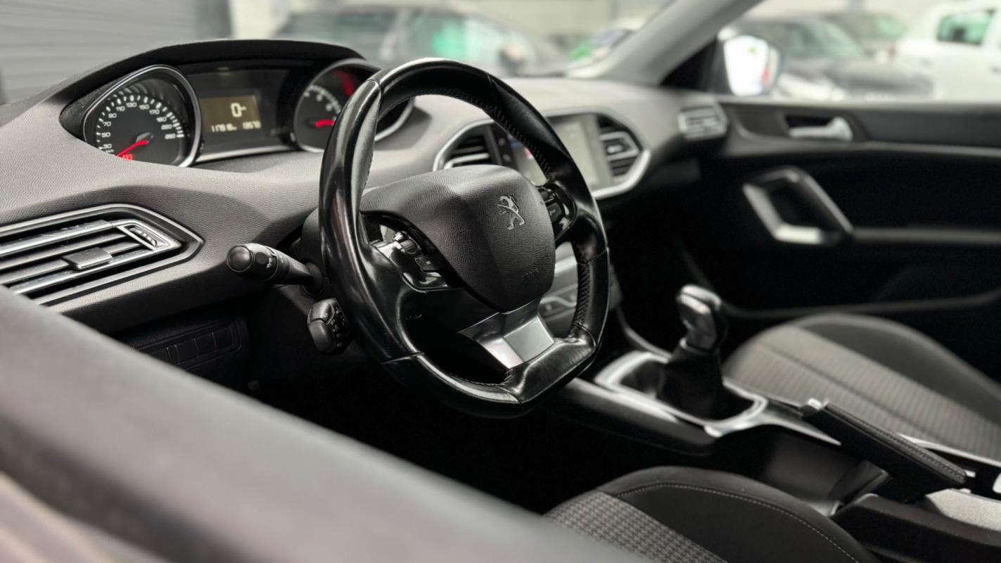 Peugeot 308 - SW 1.2 110 ACCESS + ATTELAGE / ENTRETIEN COMPLET PEUGEOT