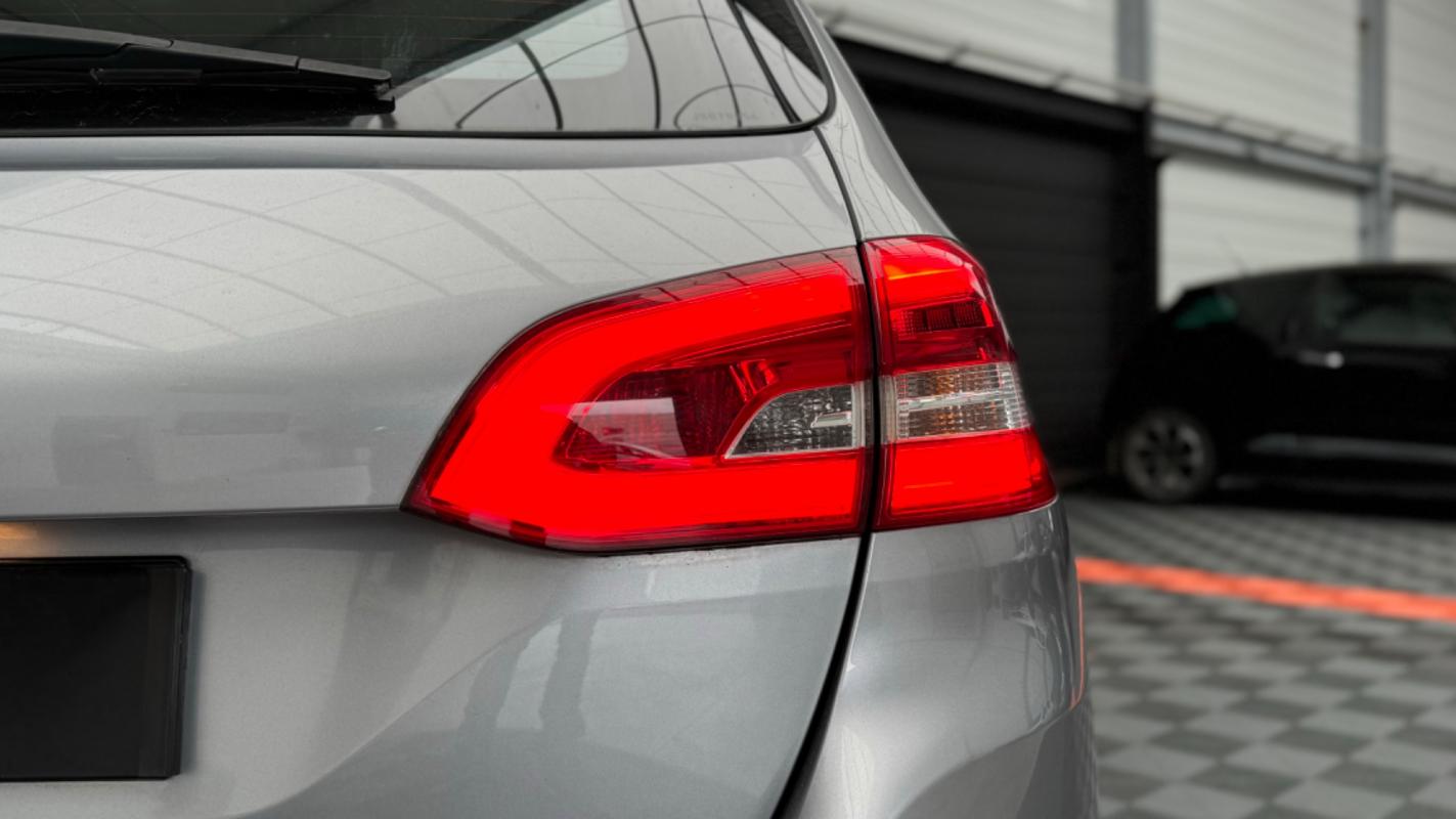 Peugeot 308 - SW 1.2 110 ACCESS + ATTELAGE / ENTRETIEN COMPLET PEUGEOT